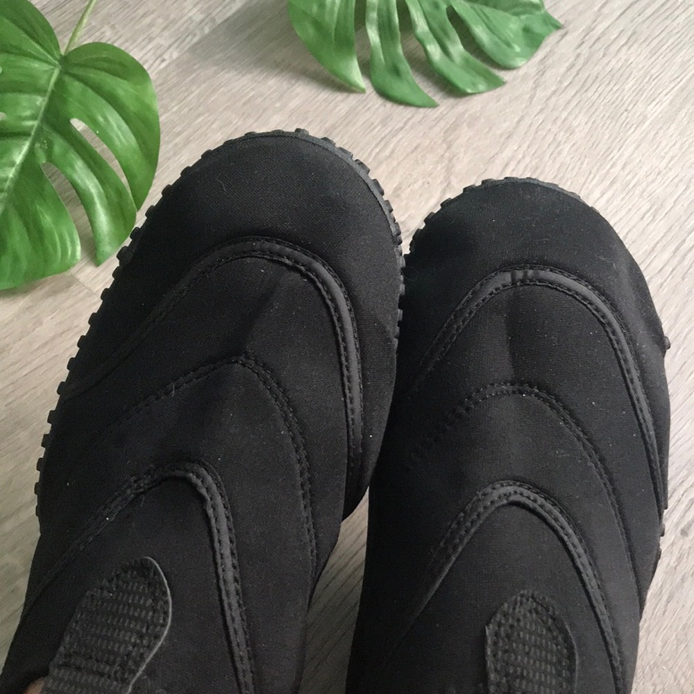 Black water shoes Omega brand Size 8